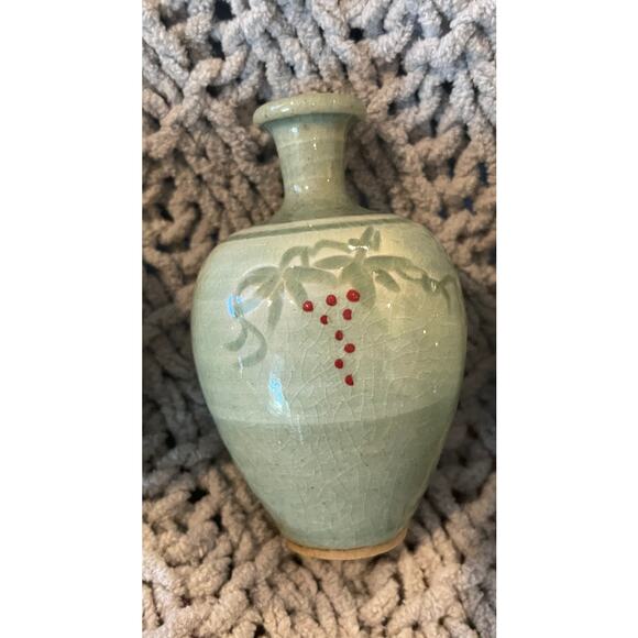 Set of 3 Vintage Miniature Celadon Green Vases - Picture 4 of 4